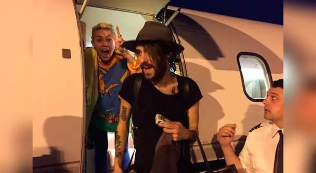 Miley Cyrus y la modelo Stella Maxwell. 