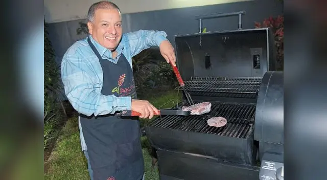 Asegura que prepara unas ricas parrilladas en su hogar. 