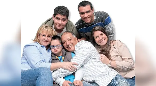 Ministro al lado de su esposa Noni y sus adorados hijos. 