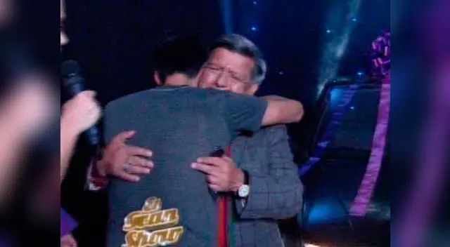 César Acuña abraza a Ernesto Huamán.