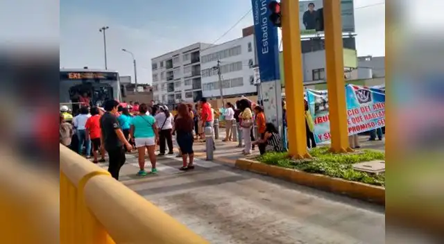 Metropolitano: Padres de familia bloquean vías para exigir reanudación ...