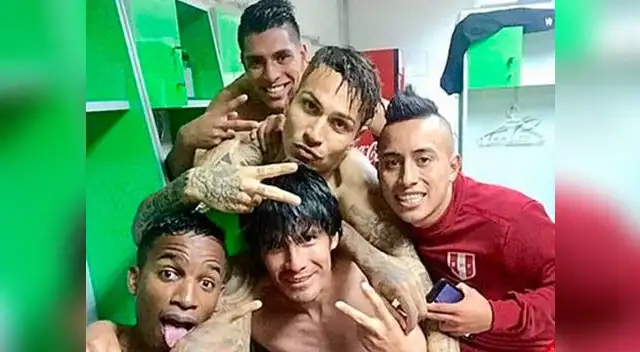 Paolo Guerrero junto a los demás miembros del equipo de Perú. Paolo Guerrero junto a los demás miembros del equipo de Perú.