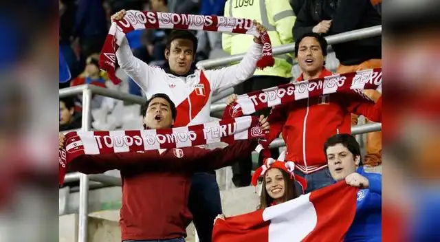 La hinchada siempre está, en las buenas y en las malas, dejando su aliento y elevando a lo más alto la bandera.