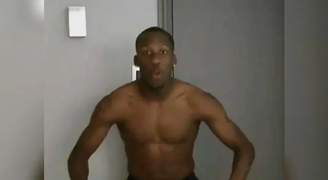 El defensa imitando el comercial de TV con todos los gestos.