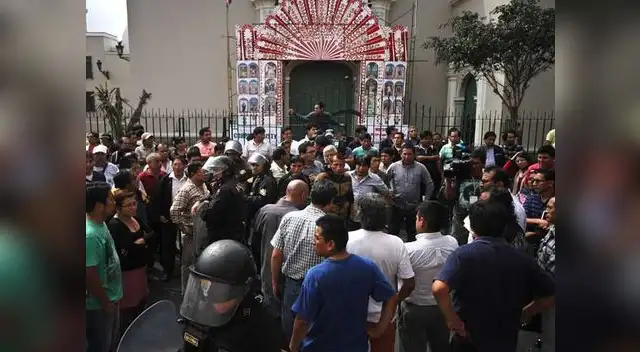 Imprentas no solo dejan mucha basura en calles, sino también causan tráfico en la ciudad. Imprentas no solo dejan mucha basura en calles, sino también causan tráfico en la ciudad.