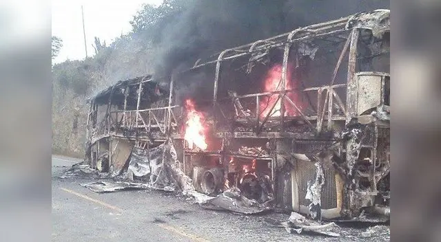 Así quedó el bus que los transportaba