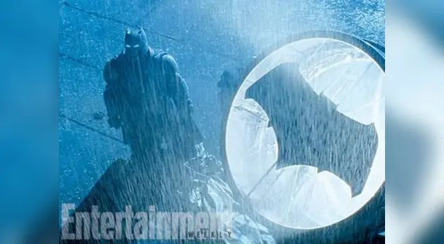 Batman junto a la batiseñal