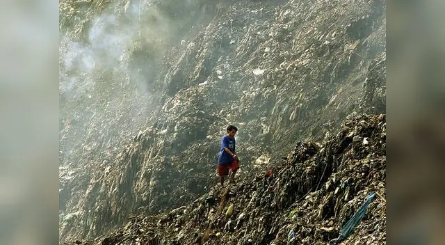 Montañas de basura, la única mina de oro posible para numerosas familias en Filipinas. Montañas de basura, la única mina de oro posible para numerosas familias en Filipinas.