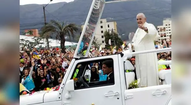 El papa rompió el protocolo y saludó a fieles.