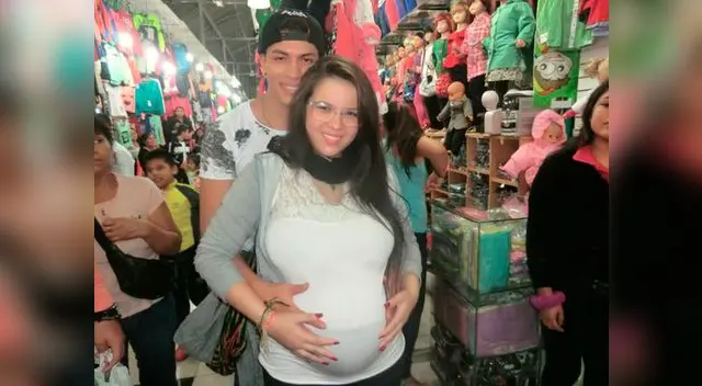 Colombiana posa feliz con su primogénito.