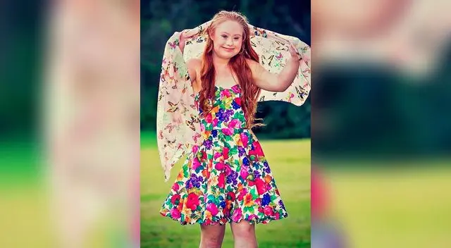 Jovial y dulce se ve con ese colorido vestido. 