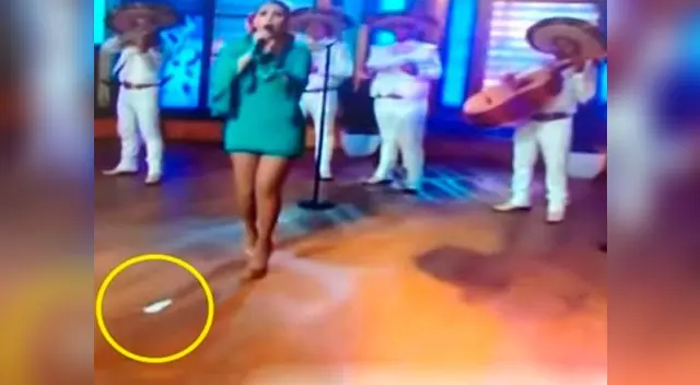 No se inmutó y siguió cantando