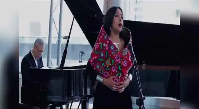 La soprano canta ayudada por el pianista Pepe Céspedes.