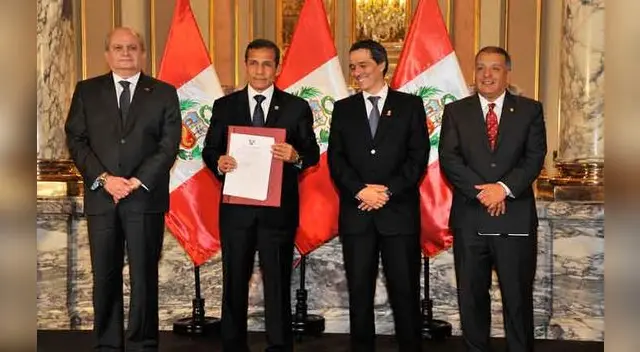 Firma de norma fue en palacio de gobierno, donde destacaron que familias emergentes son las beneficiadas. Firma de norma fue en palacio de gobierno, donde destacaron que familias emergentes son las beneficiadas.