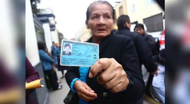 Los ocupantes de la moto salieron volando por el fuerte impacto