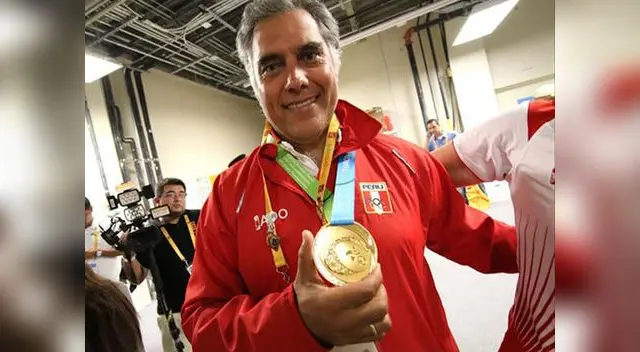 Boza feliz por haber conseguido una medalla dorada