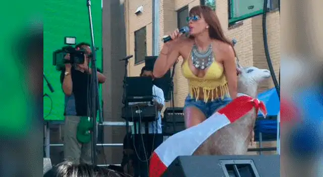 La modelo toma la bandera peruana