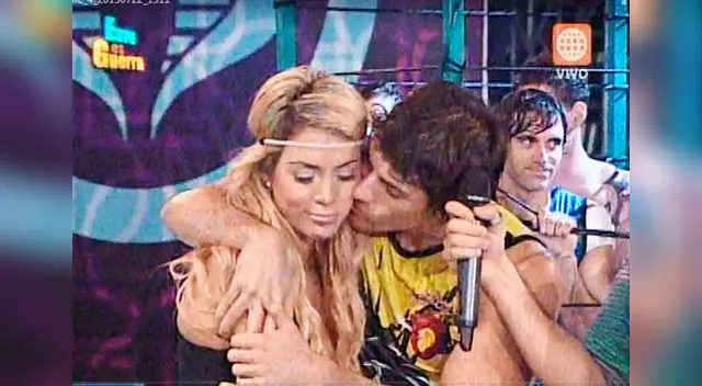 Sheyla Rojas y Patricio Parodi simulan pelea. 