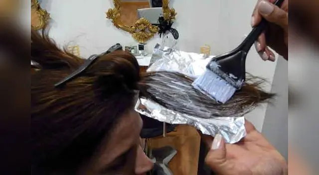 Llevar dos días sin lavar el cuero cabelludo para iniciar el teñido.