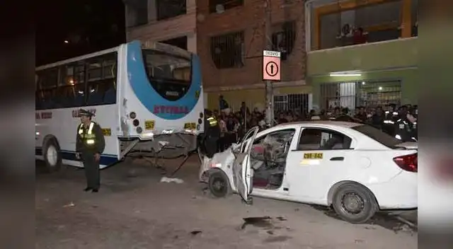 Así quedó vehículo tras impactar contra bus de empresa Evifasa.