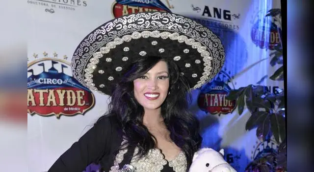 Luce un atuendo mexicano. Luce un atuendo mexicano.