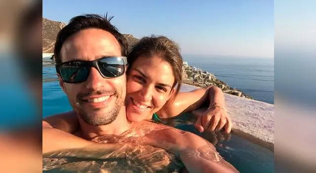 Feliz junto a su esposo