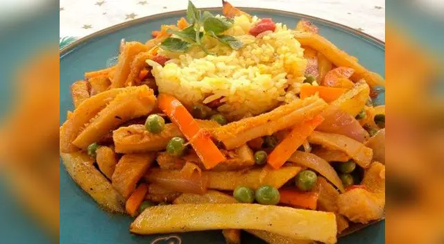 El secreto del chef: Si deseas puedes agregar una cucharada de ají mirasol molido al freír la cebolla