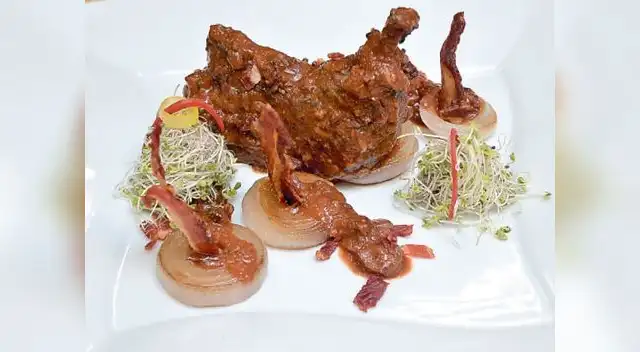 El secreto del chef: Servir con guarnición de arroz blanco, decóralo con tocino y perejil picado. 