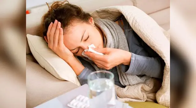 Es causada por una complicación de un resfrío y la alergia a la humedad, el polvo y los ácaros.