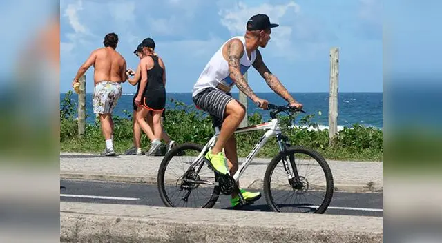 Paolo Guerrero manejando bicicleta.