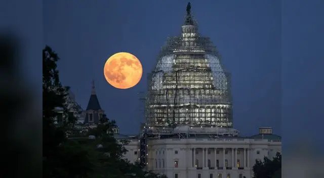 Luna Azul desde el Capitolio en Washington. Luna Azul desde el Capitolio en Washington.