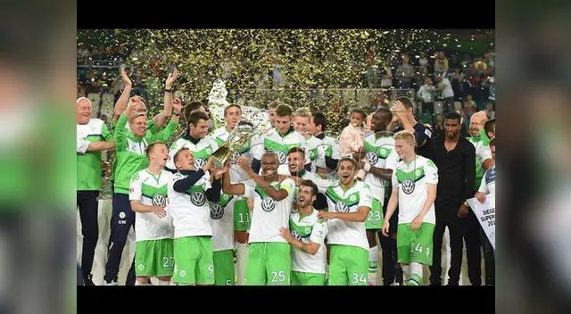 El peruano Ascues (de negro) aparece en el extremo superior de la foto celebrando con sus compañeros El peruano Ascues (de negro) aparece en el extremo superior de la foto celebrando con sus compañeros