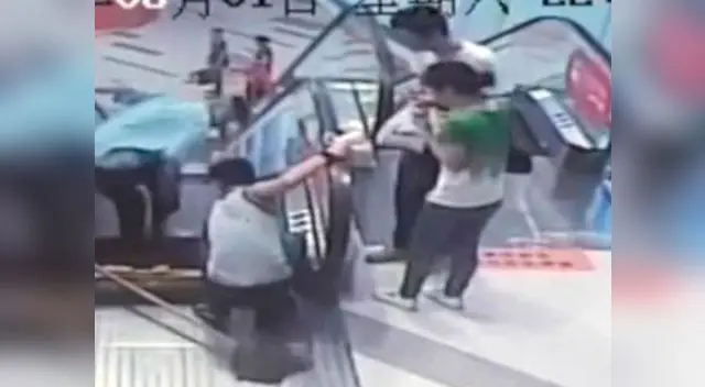 La semana pasada una mujer murió en una escalera igual al salvar a su hijo. La semana pasada una mujer murió en una escalera igual al salvar a su hijo.