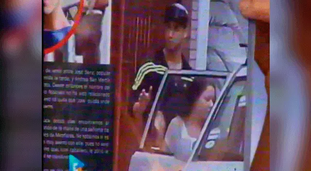 Y es atento con ella. Y es atento con ella.