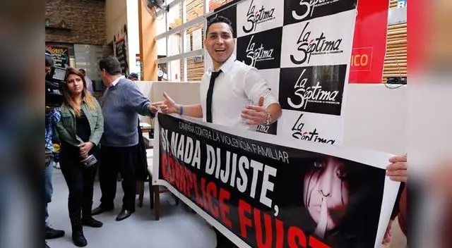 No entiende a su ex amiga. No entiende a su ex amiga.