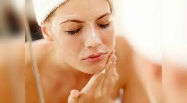 Para exfoliar el cuerpo se debe aplicar sobre la piel húmeda. La ducha es un buen lugar.