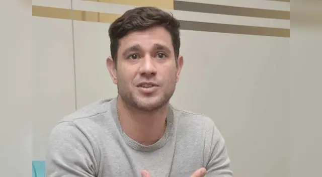 Está contento con su esposa.