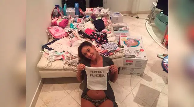 Posa con todo lo que adquirió Posa con todo lo que adquirió