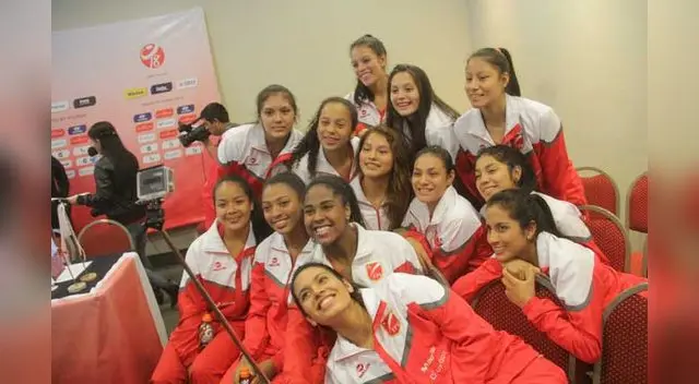 Manos morenas se elevan... 