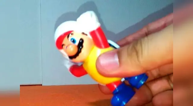 Padre británico denuncia que muñeco promueve masturbación.