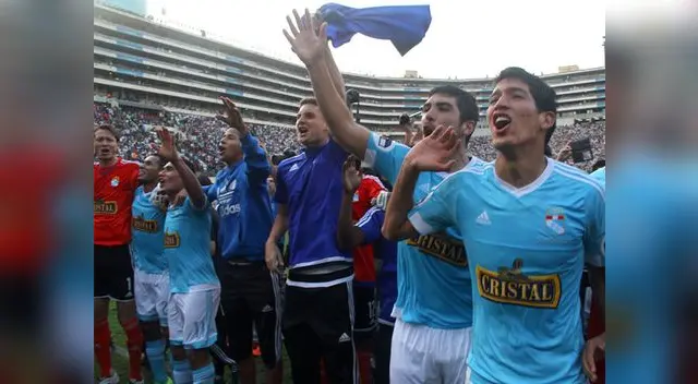 Se acercaron a tribuna para darles las gracias a hinchas que los acompañaron toda la campaña Se acercaron a tribuna para darles las gracias a hinchas que los acompañaron toda la campaña