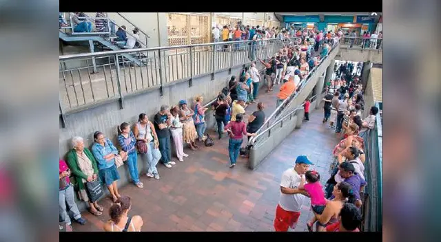 Pueblo venezolano al borde la crisis humanitaria por desabastecimiento de productos de primera necesidad Pueblo venezolano al borde la crisis humanitaria por desabastecimiento de productos de primera necesidad