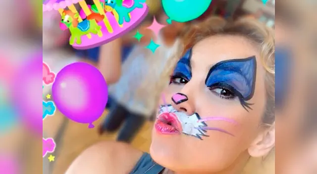 Con la cara pintada de gatita celebrando un cumpleaños