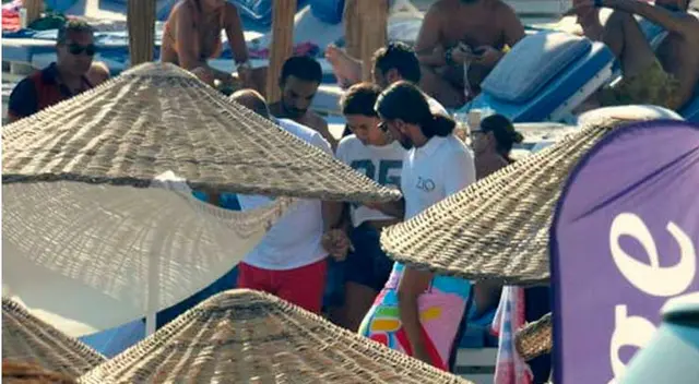 Sherezade y Onur en playa de Turquía. Sherezade y Onur en playa de Turquía.