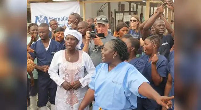 Doctores festejaron victoria contra el virus en Sierra Leona. 