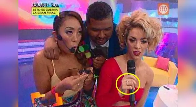 Sheyla Rojas mostró el anillo que su Pato le entregó. 