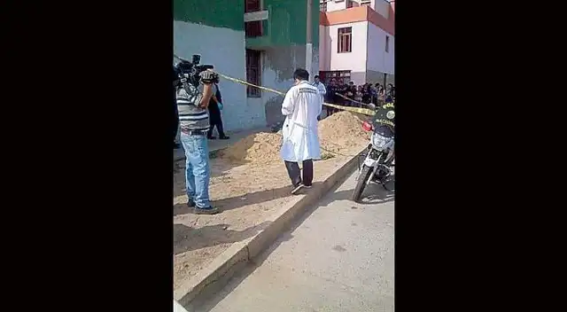 Los vecinos nada pudieron hacer por ayudar al hombre que murió en el acto desangrado.