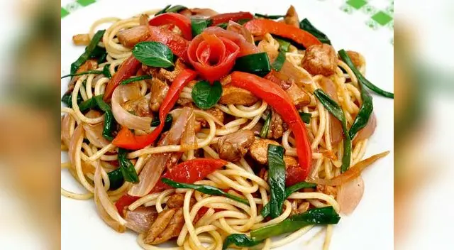 El secreto del chef: Los fideos se echan al agua hirviendo después de que la sal se haya disuelto. El secreto del chef: Los fideos se echan al agua hirviendo después de que la sal se haya disuelto.