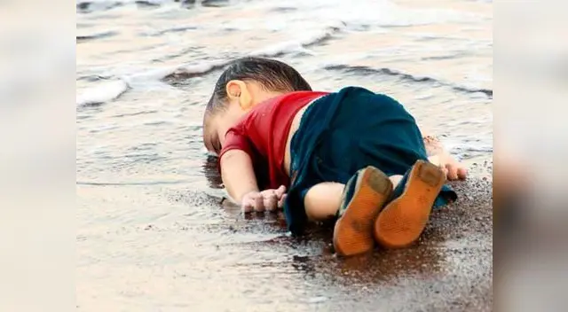 Aylan Kurdi, boca abajo, en el sueño eterno mientras su rostro es acariciado por las olas del mar.