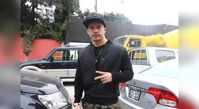 Grita su amor por otra rubia.